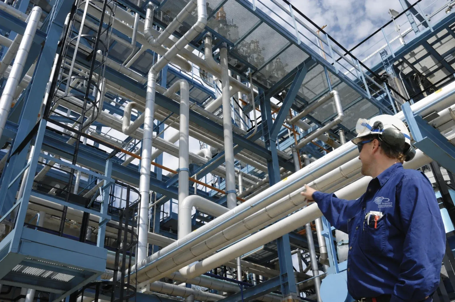 TEC-Spezialist vor Rohrleitungen und Stahlkonstruktion einer Chemieanlage